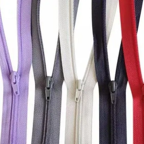 Accessoris de roba de tipus obert amb cremallera metàl·lica